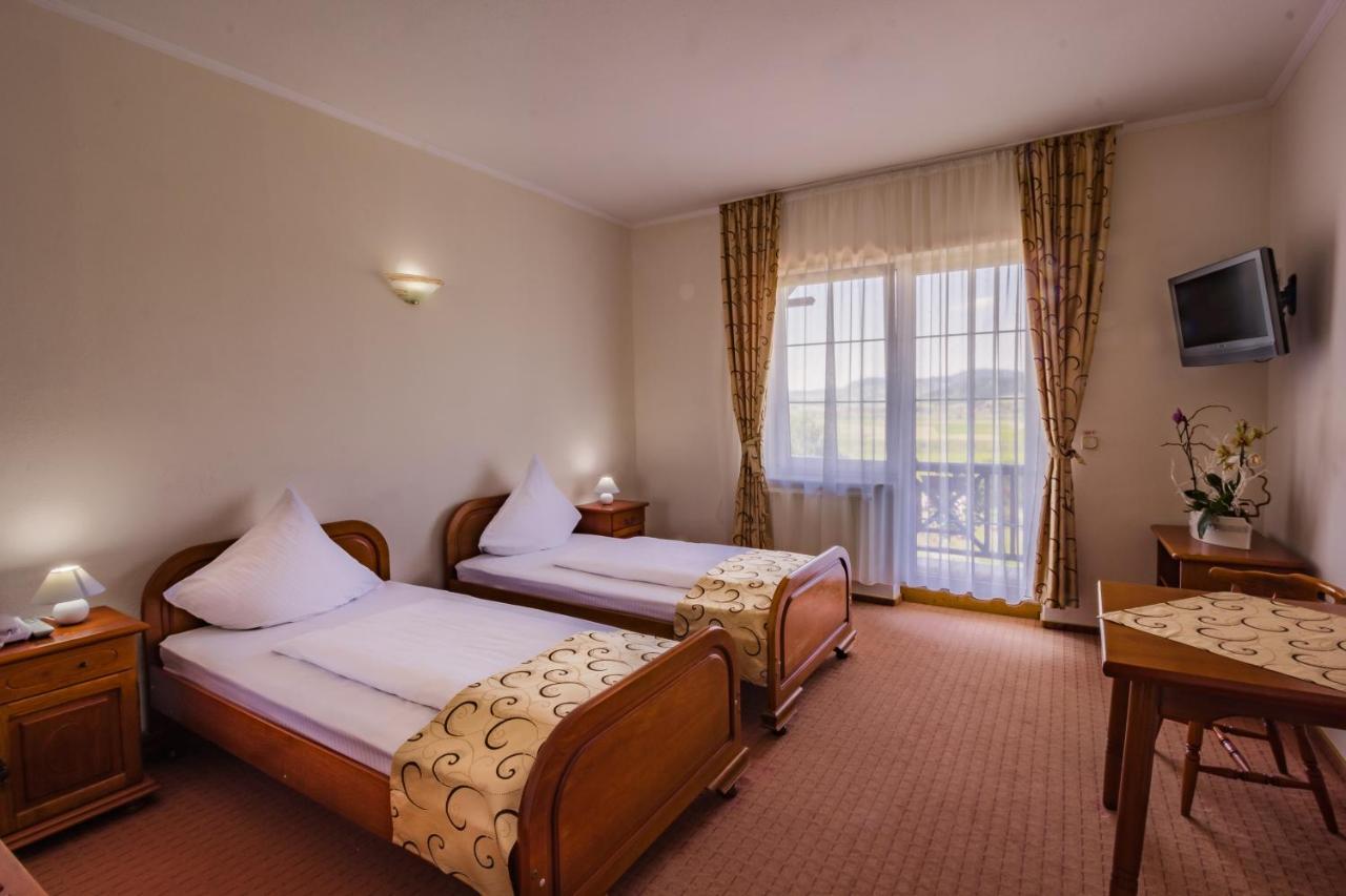 Hotel Europa Kokeltal Albeşti Eksteriør bilde